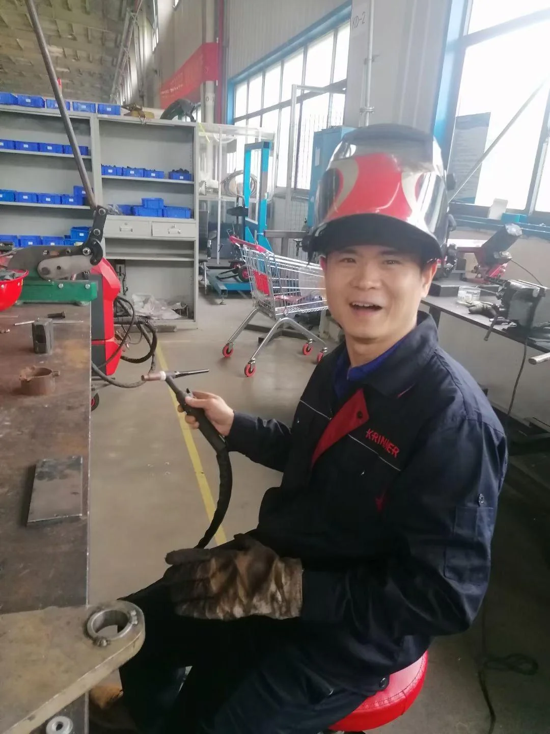 Xiaoshu Li in der Wartungswerkstatt, Reparatur eines Kleinteils der Mutternschweißmaschine mit WIG-Schweißen