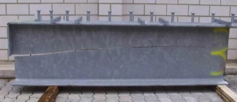 Typischer Fall: Nach der Feuerverzinkung riss das Stahlbauteil und versagte.
